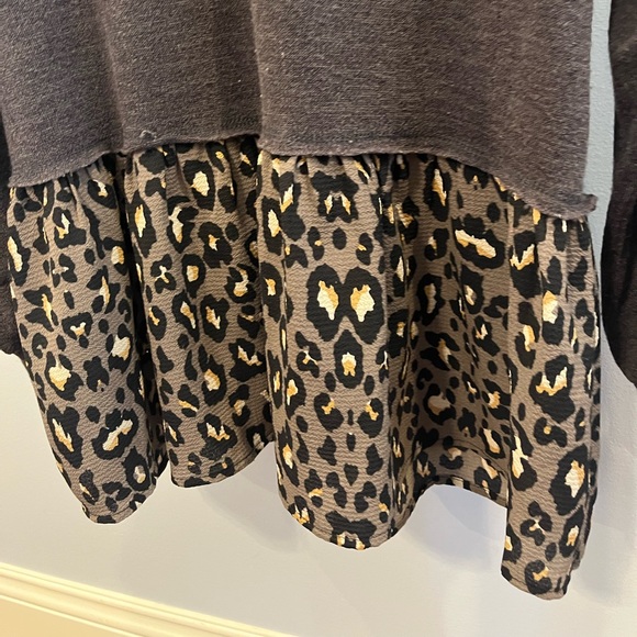 🐆Entro gray sweater with animal print layered look bottom - Picture 2 of 4